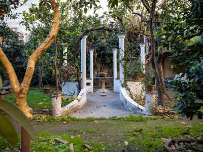 Qui tra fontane, panchine in pietra, un grazioso chiosco con colonnine bianche... 